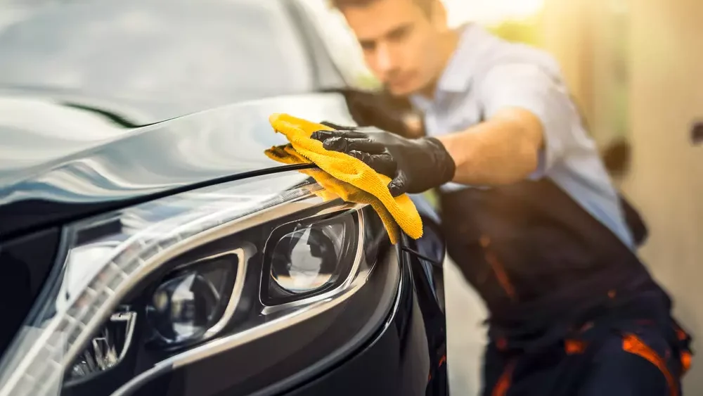 auto-detailing-w-wykonaniu-przystojnego-mezczyzny